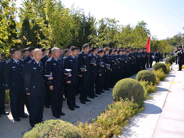 沈阳市公安局浑南分局在龙泉古园烈士陵园举行烈士公祭仪式